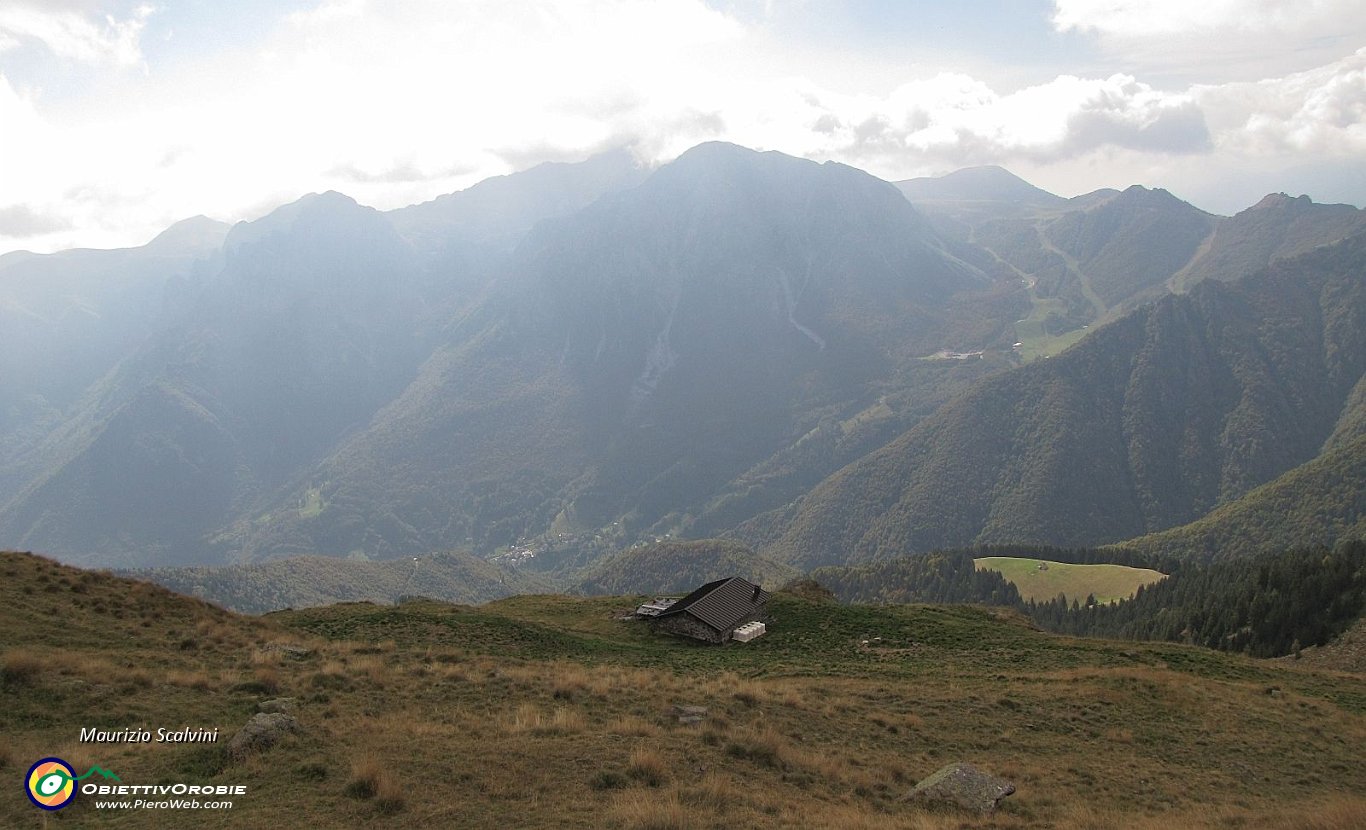 39 Di nuovo alla Baita Piazza, panorama verso Valtorta e Ceresola....JPG